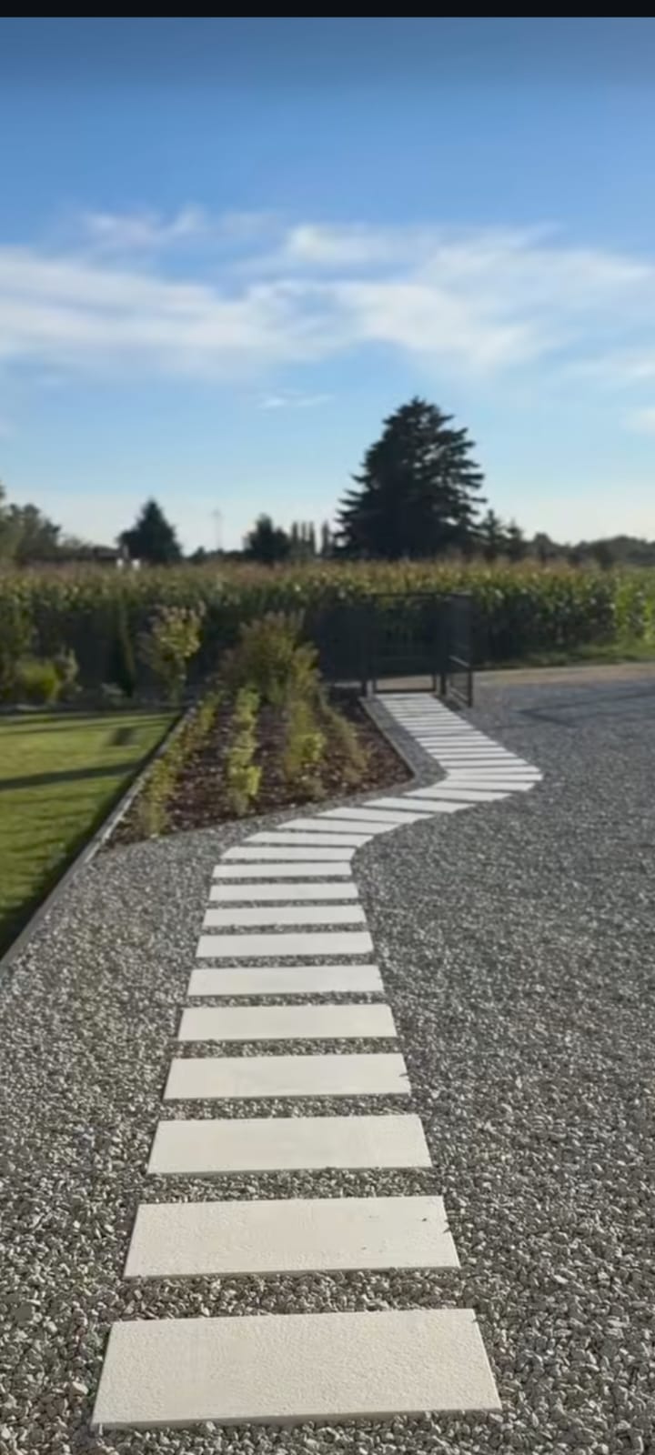 Caminho sinuoso de pisadas de ardósia sobre pedrisco