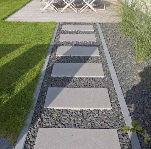 Caminho de jardim com pisadas de ardósia cinza natural 100x50cm sobre pedrisco